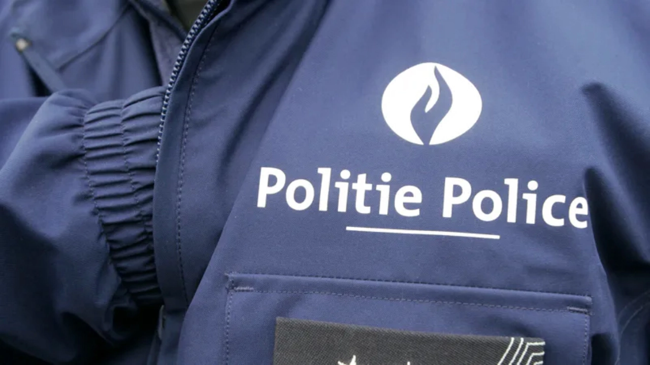 Nederlander (24) opgepakt na aanrijpoging op Belgische agenten: politie schiet band lek